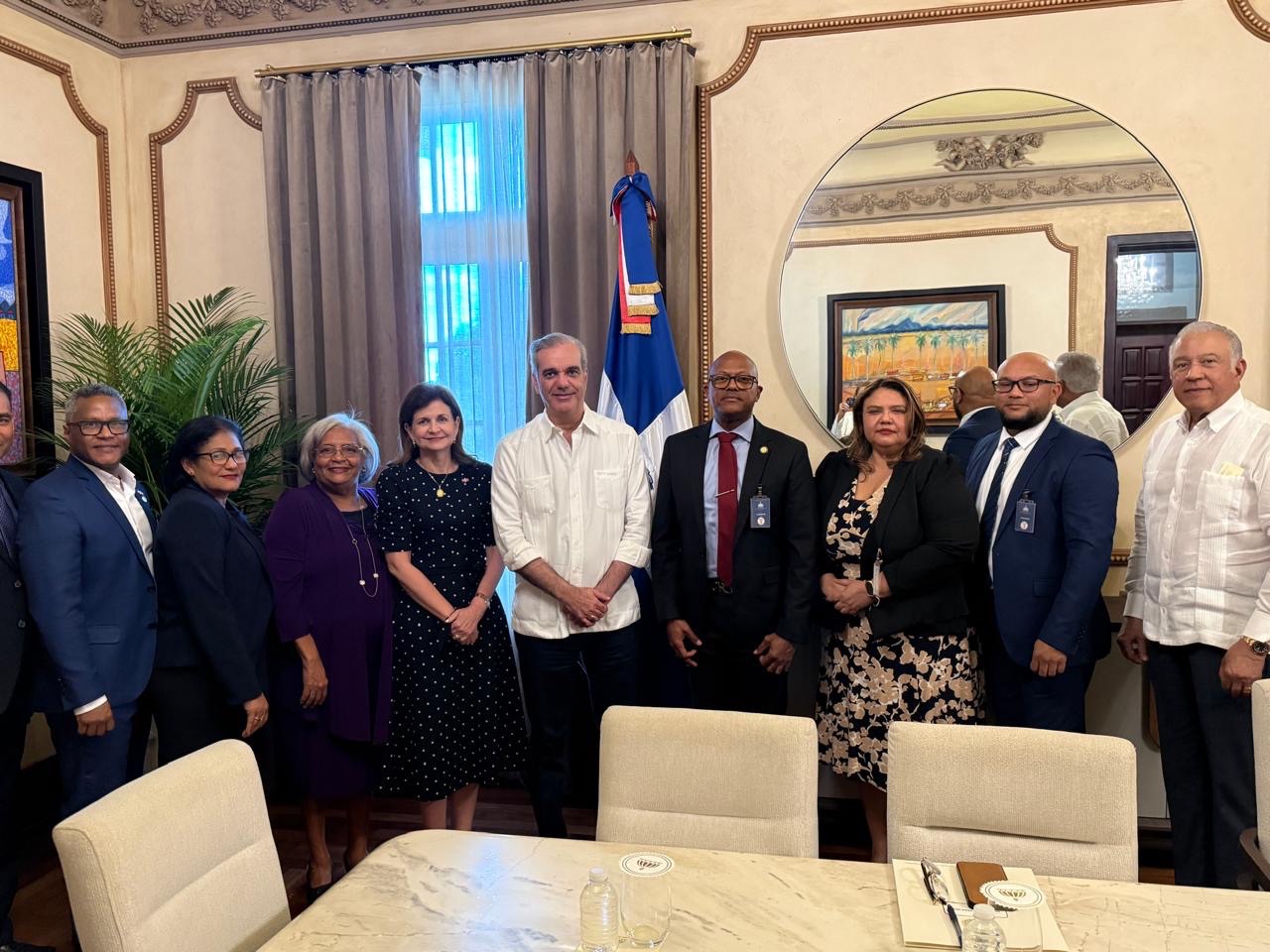 Presidente Luis Abinader se reúne con la directiva del Colegio Médico Dominicano (CMD)