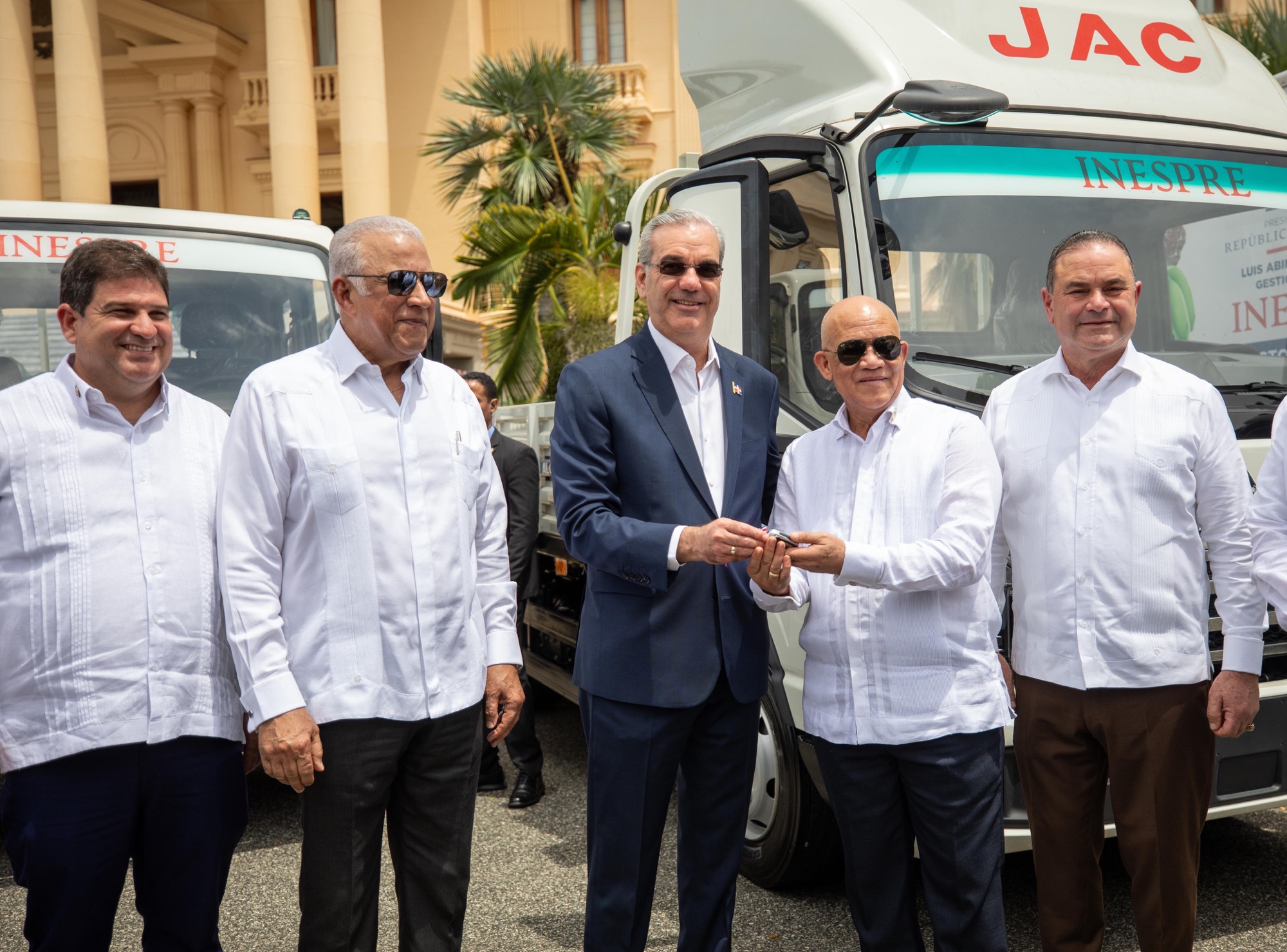 Presidente Abinader entrega 25 de 60 vehículos al INESPRE, a través del MAPRE, para fortalecer su capacidad operativa y ampliar distribución de alimentos a precios asequibles en todo el territorio nacional