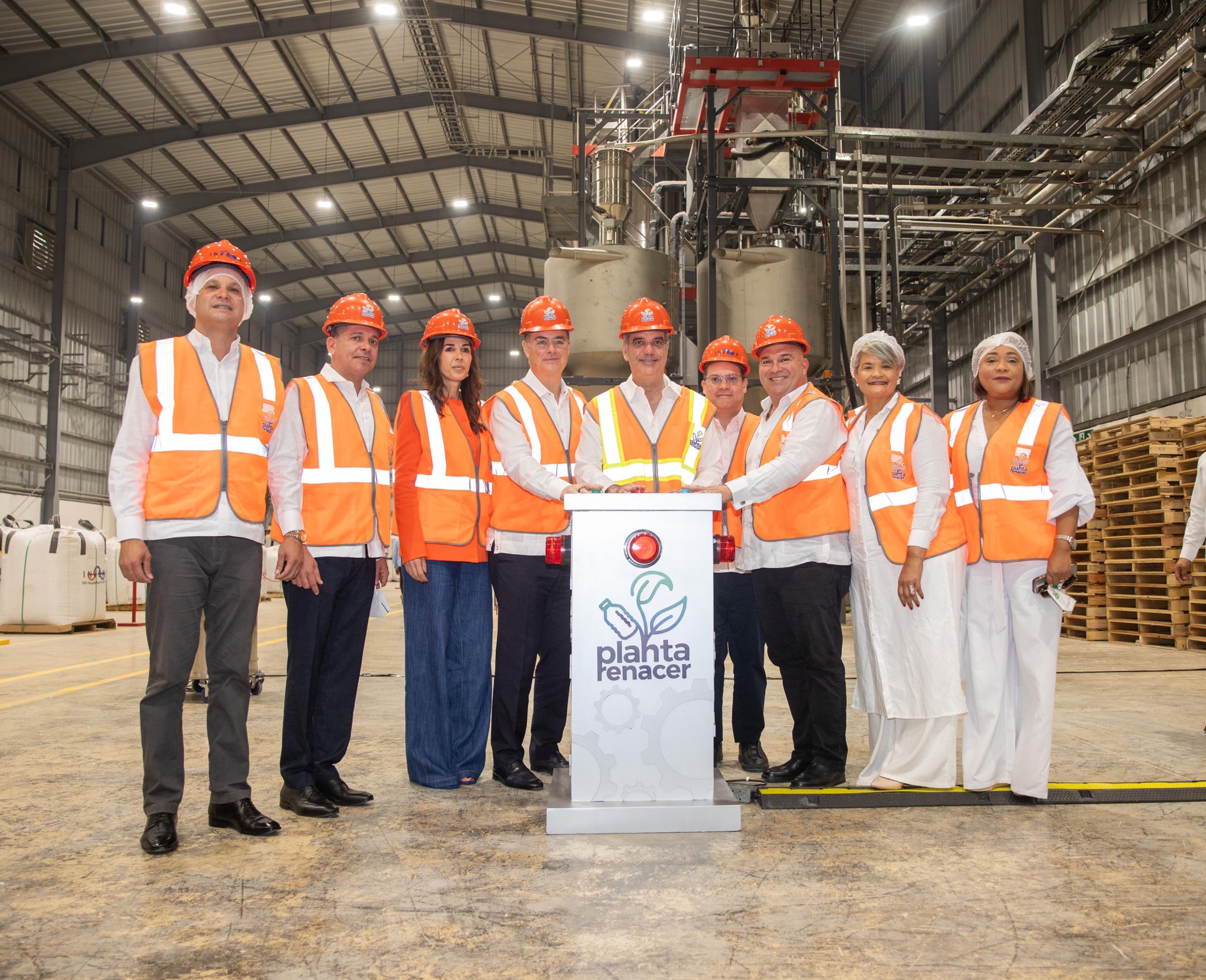 Presidente Abinader inaugura Planta Renacer, primera del Caribe en producir resina PET reciclada para alimentos; generará 500 empleos directos y 5,000 indirectos