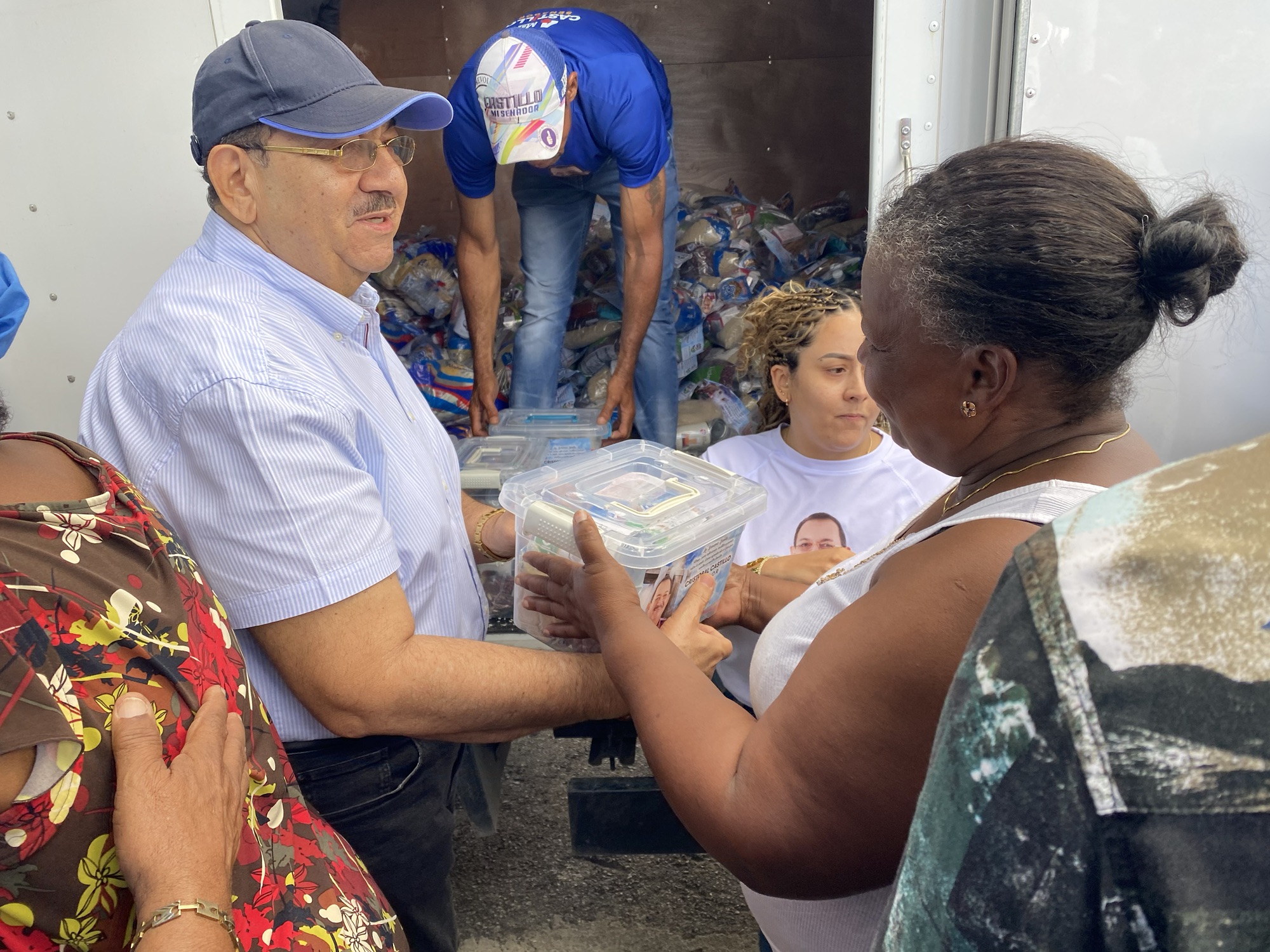 Senador Cristóbal Castillo entrega kits para habichuelas con dulce en El Valle