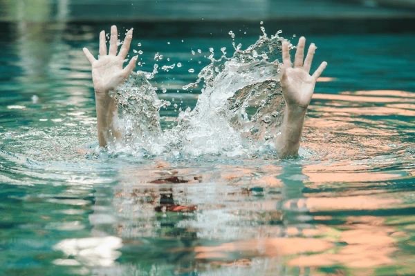 Menor pierde la vida al caer en piscina de villa privada en Jarabacoa