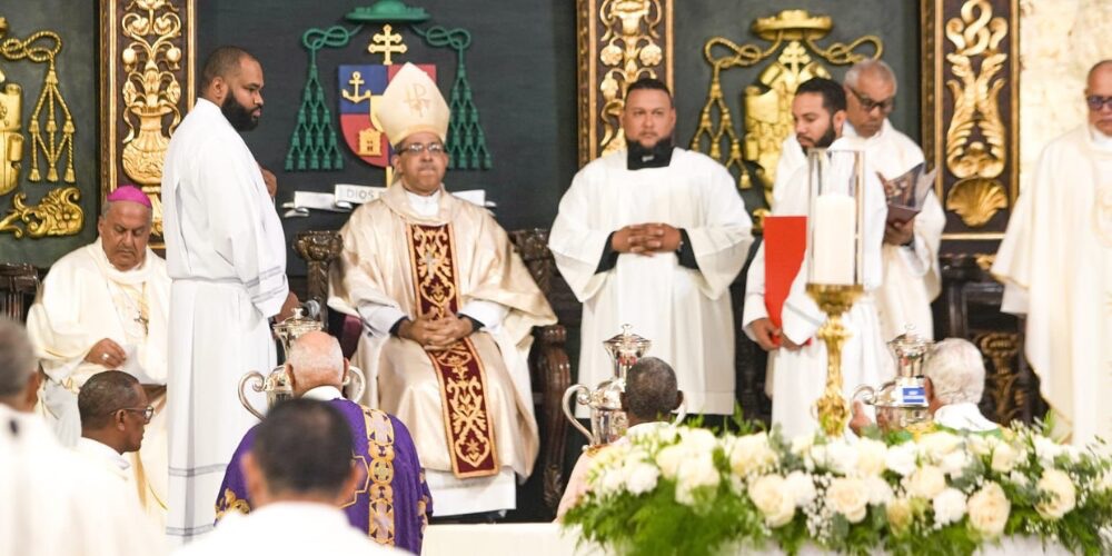 Celebran Misa Crismal en la Catedral Primada de América presidida por arzobispo Carlos Tomás Morel Durán