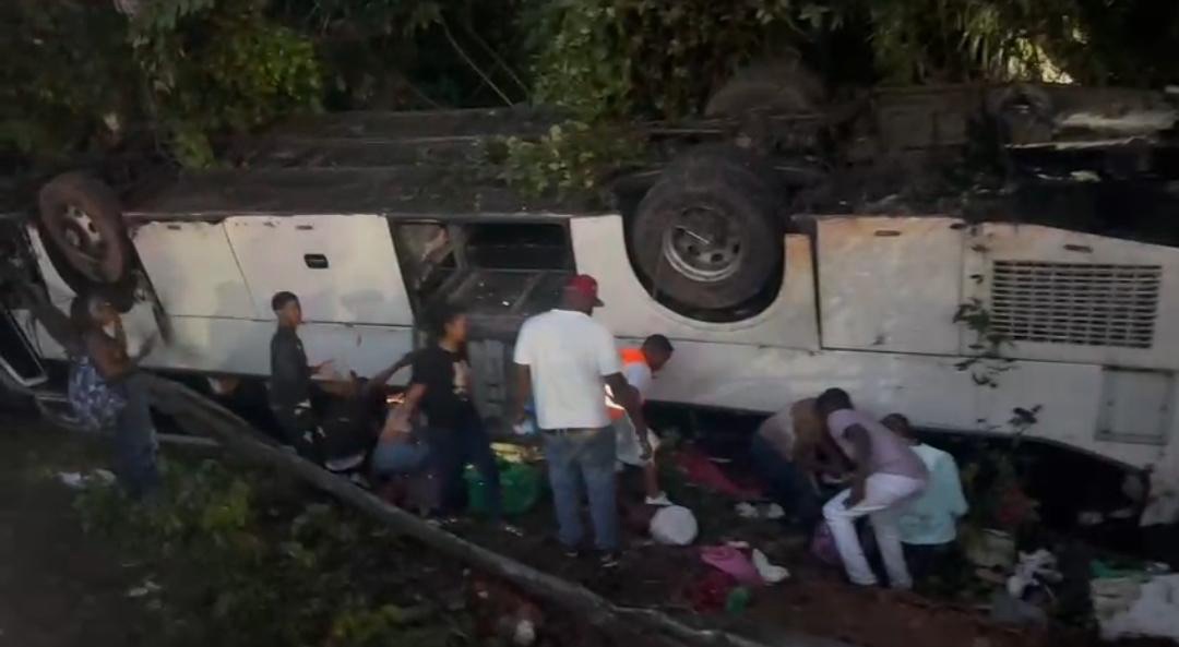 Más de 50 personas involucradas en aparatoso accidente en la Autovía del Nordeste