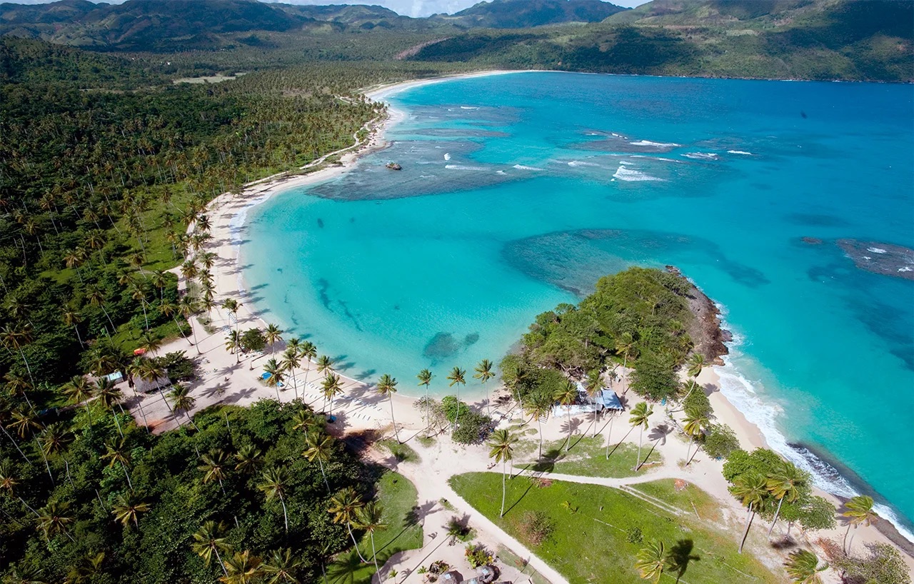 Gran afluencia de visitantes genera extensa fila vehicular hacia Playa Rincón y Caño Frío en Las Galeras