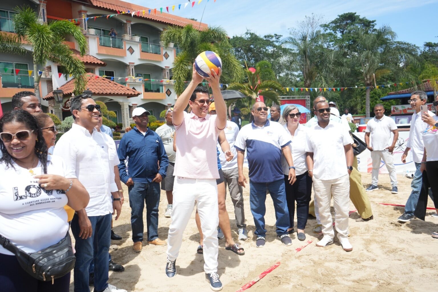 David Collada realiza el saque de honor en el Festival Deportivo Hato Mayor–Vicentillo, Semana Santa 2026”