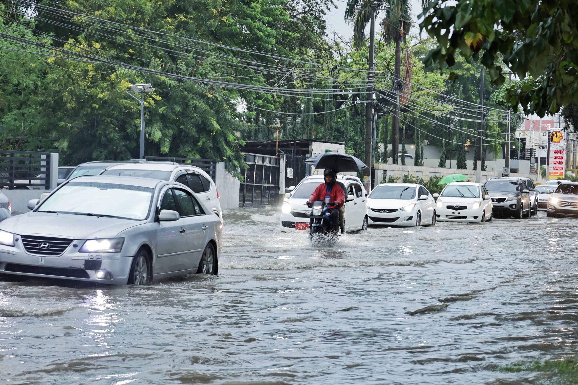 Intensas lluvias provocan inundaciones urbanas en el Gran Santo Domingo y DN, este miércoles