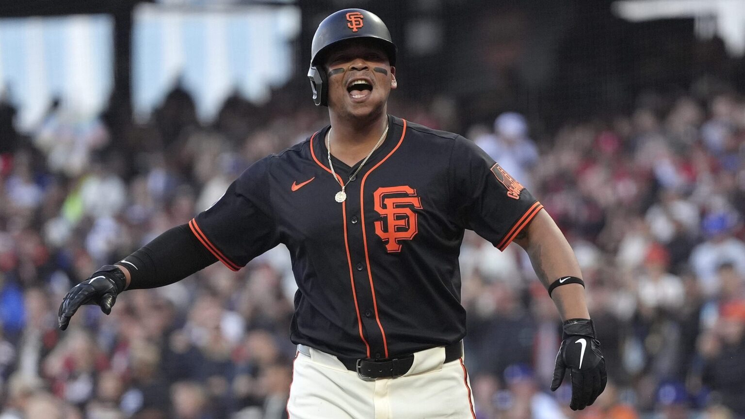 Devers lidera a los Gigantes con jonrón clave y asegura serie ante Filis