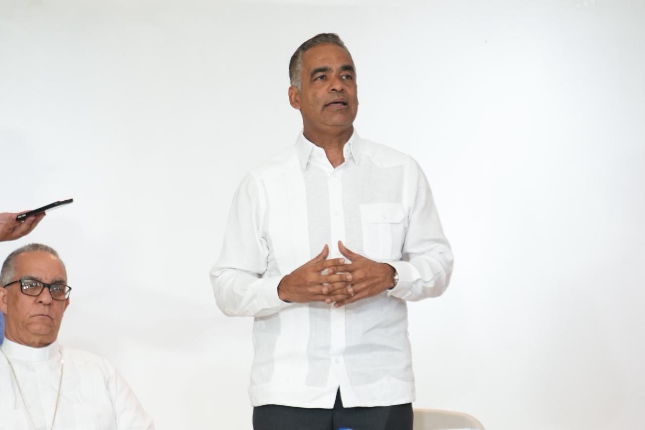 Joel Santos reitera ante comunitarios que no planean explotar la Cordillera Septentrional