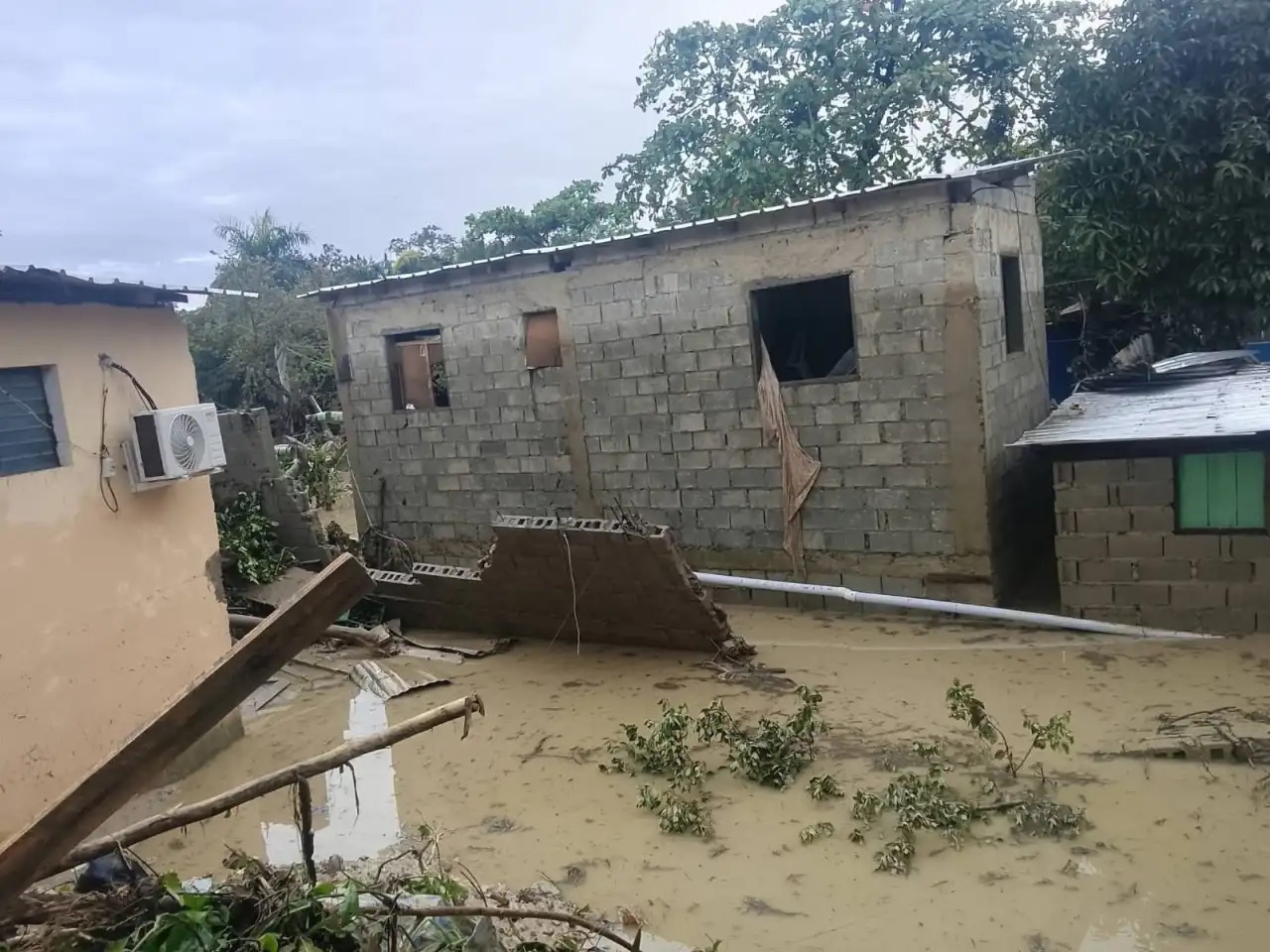 Lluvias dejan más de 30,000 desplazados y 6,100 viviendas inundadas en el país