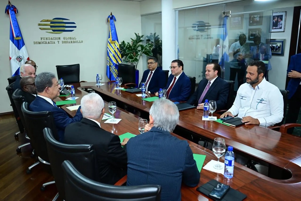 Comisión del Gobierno visita a Leonel en busca de consenso nacional