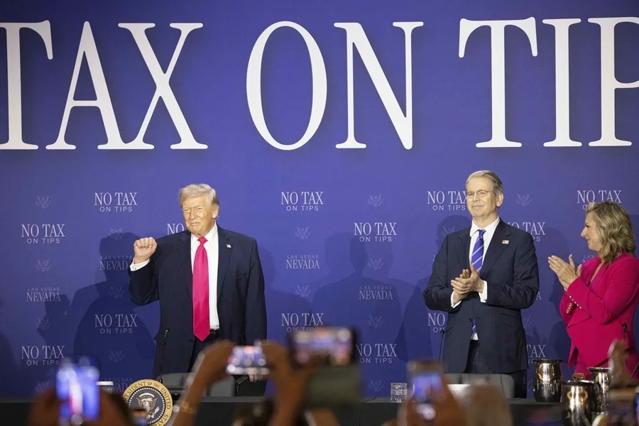 Trump promueve su política de eliminar impuestos sobre las propinas en Las Vegas