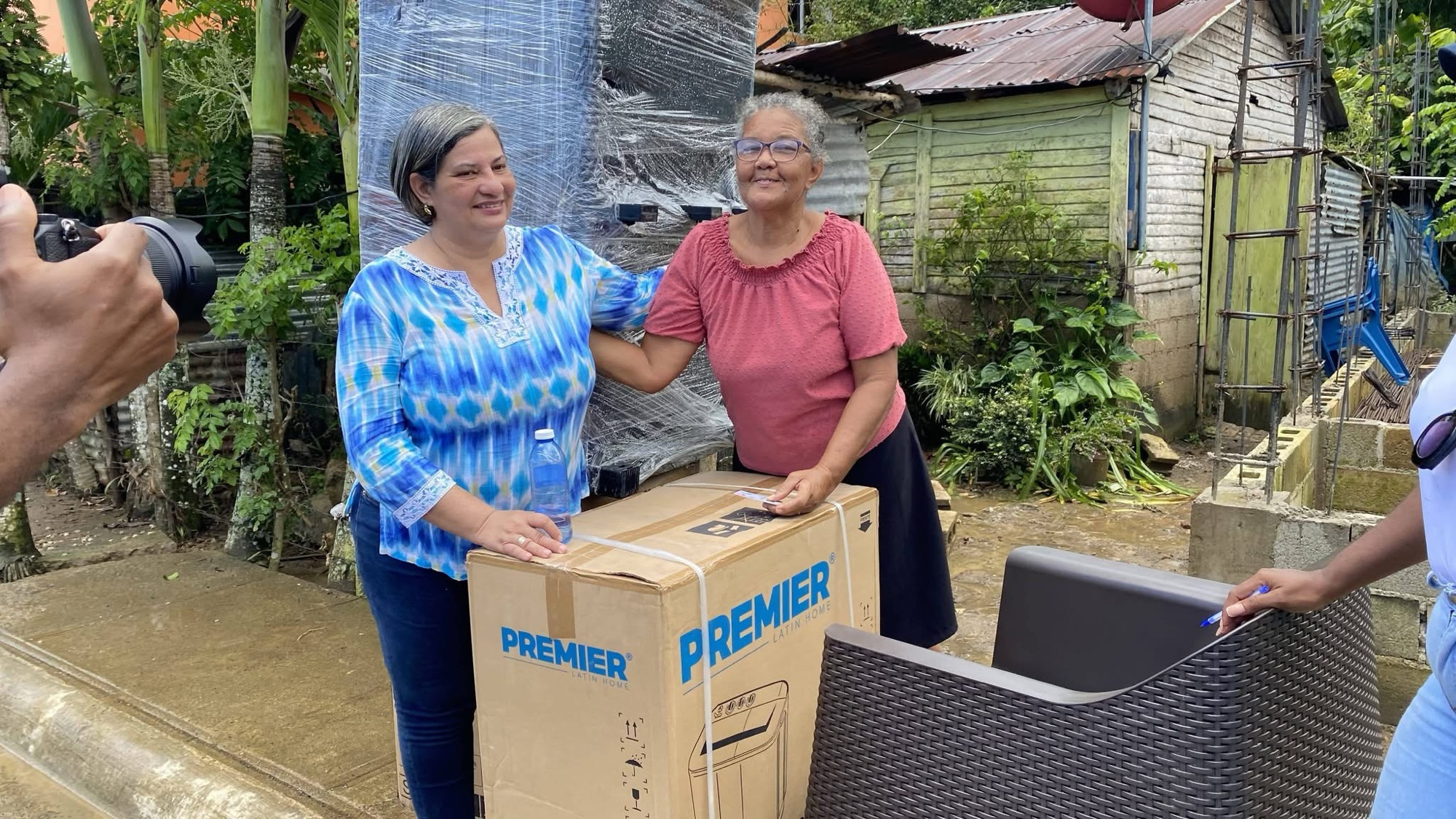 Gobernadora Maribel Simón y José Rijo Presbot entregan ayudas a familias afectadas por lluvias en Magua