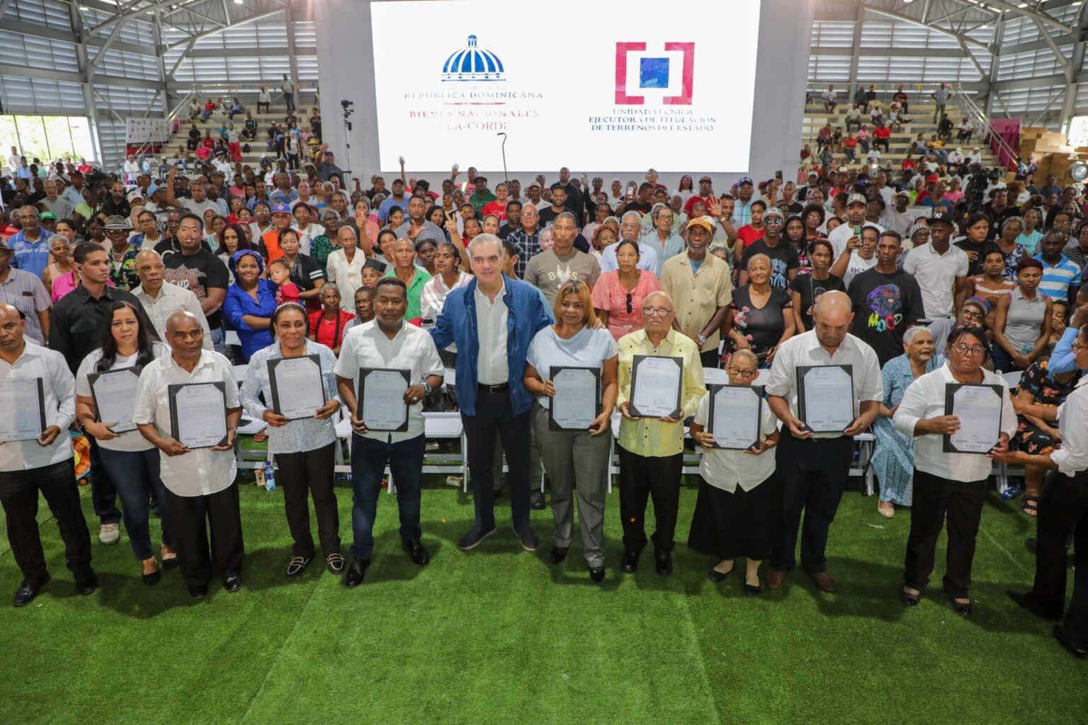 Abinader inicia entrega de títulos de propiedad de la parcela 1-B del sector Los Guandules