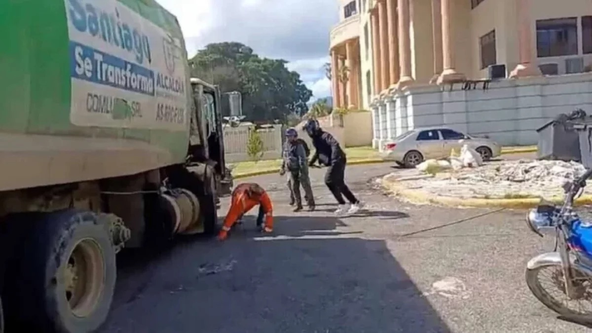 Fallece chofer de camión recolector tras ser atacado por motoristas en Santiago