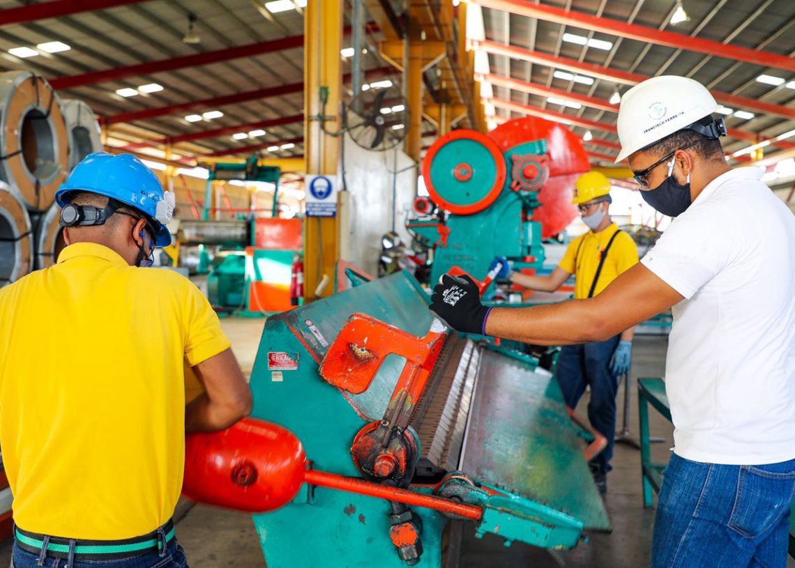 Industria de maquinaria en RD crea casi 5,000 empleos formales, pero mayoría de salarios por debajo de RD$20,000