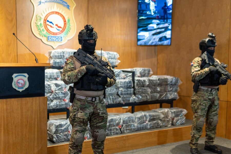 Incautan 375 paquetes de presunta cocaína en operativo conjunto frente a costas de Baní