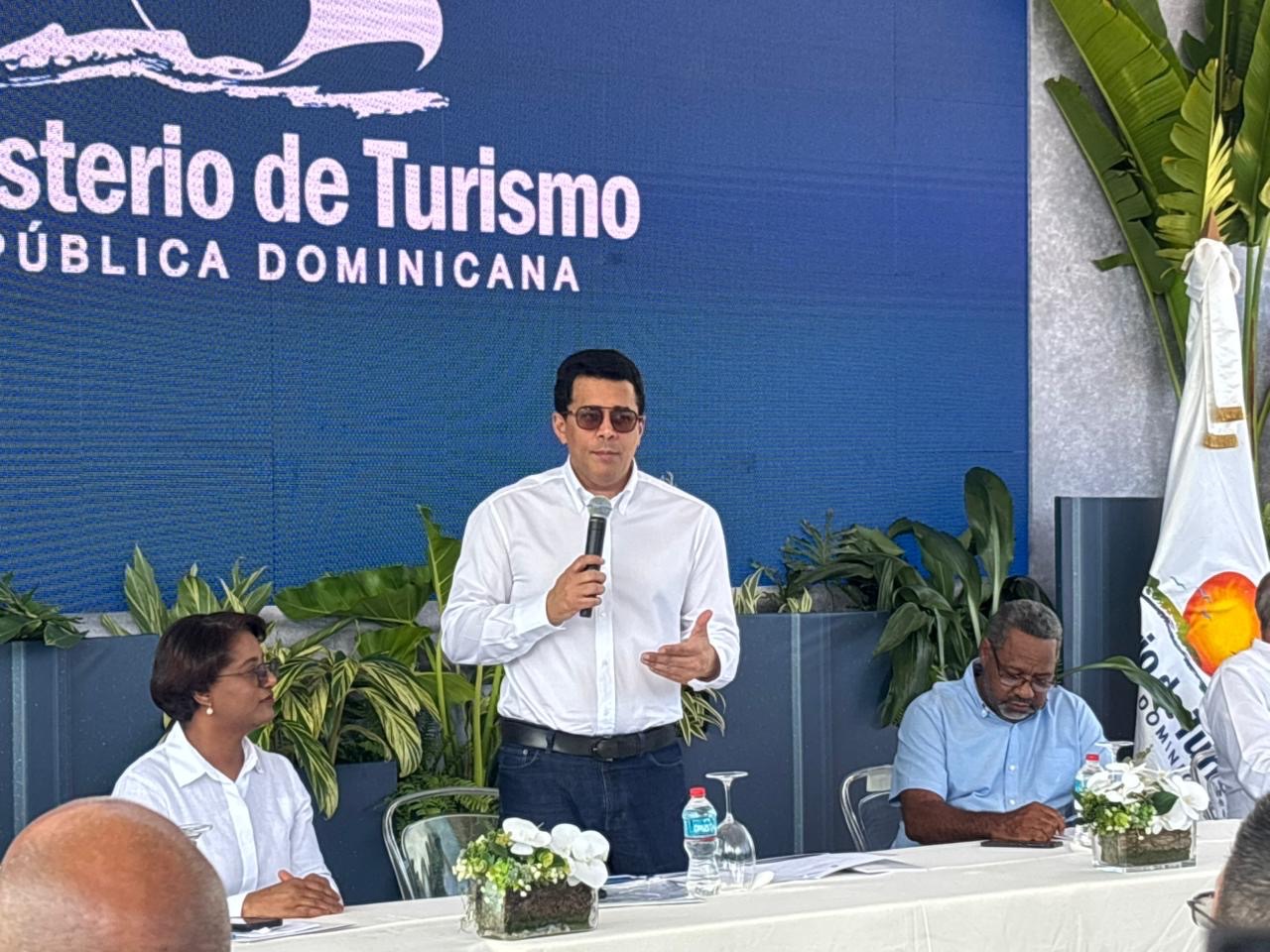 Collado insiste en que riqueza del turismo debe “llegar al bolsillo de la gente” con obra en Uvero Alto