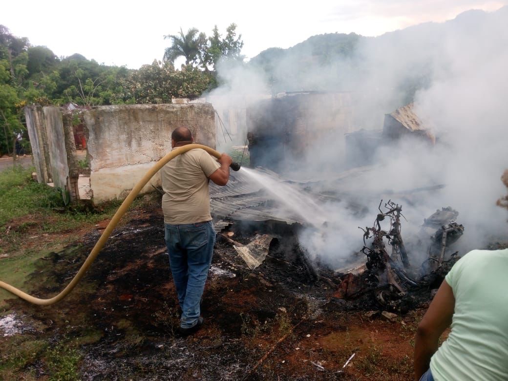 Incendio en Las Galeras destruye vivienda