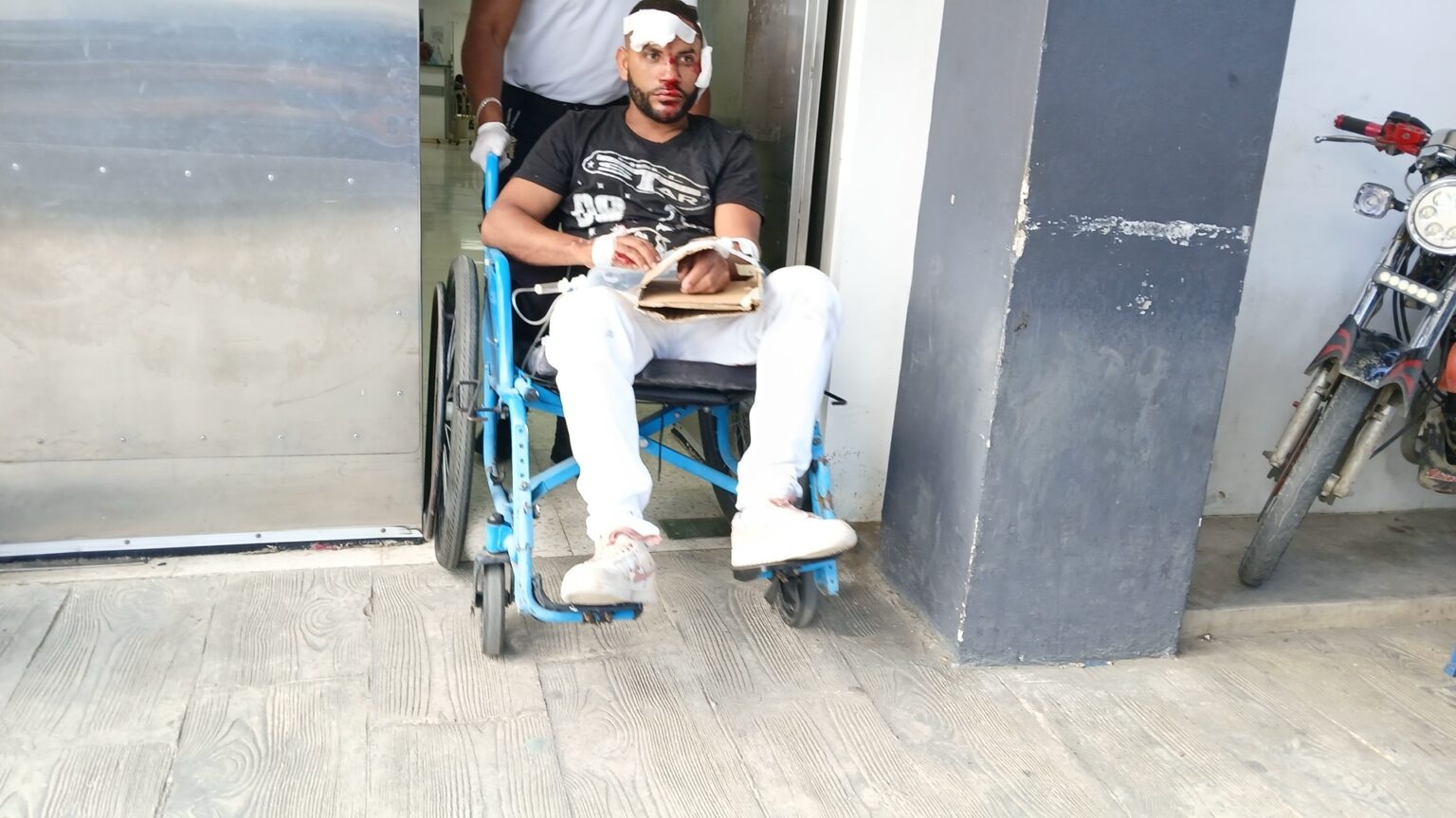 Cuatro jóvenes resultan heridos en choque entre motocicleta y pasola en Hato Mayor