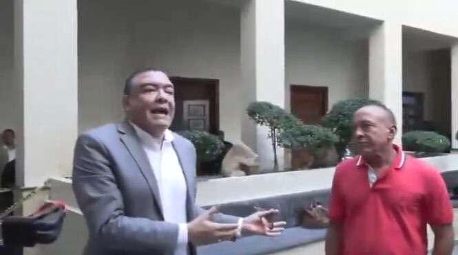 Comunicador defiende a hermanos Espaillat y agrede a familiar de víctima