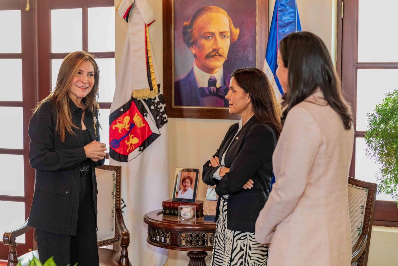 Embajadora de EE. UU. y Carolina Mejía refuerzan cooperación en reunión en la Ciudad Colonial