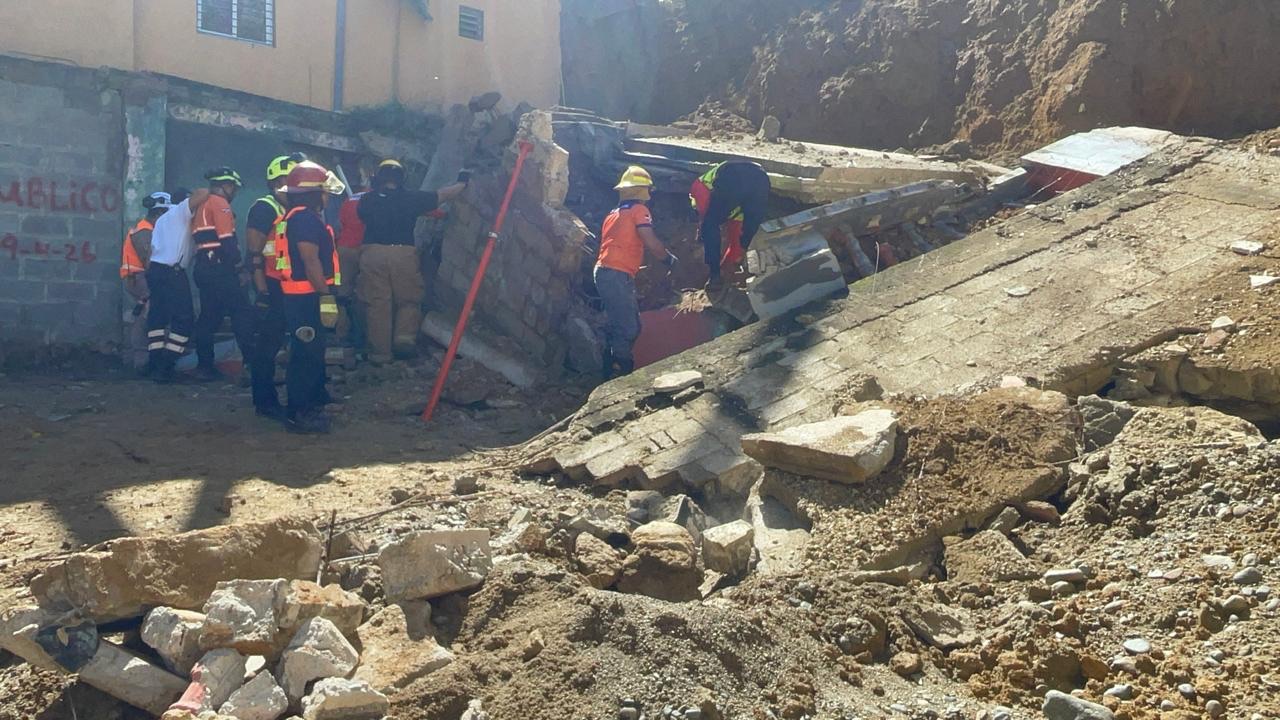 Colapso de edificación en Arroyo Abajo deja una persona desaparecida y varias viviendas afectadas