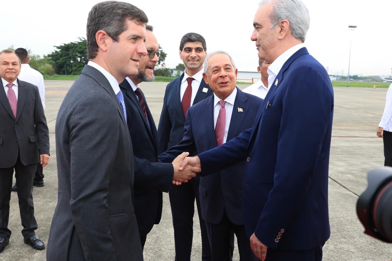 Presidente Abinader llega a Panamá, donde será orador principal del Congreso Mundial de Zonas Francas