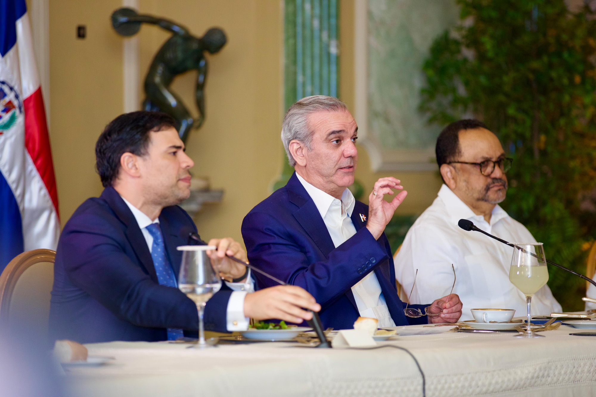 Presidente Luis Abinader reafirma respaldo a la clase artística y escucha propuestas del sector cultural