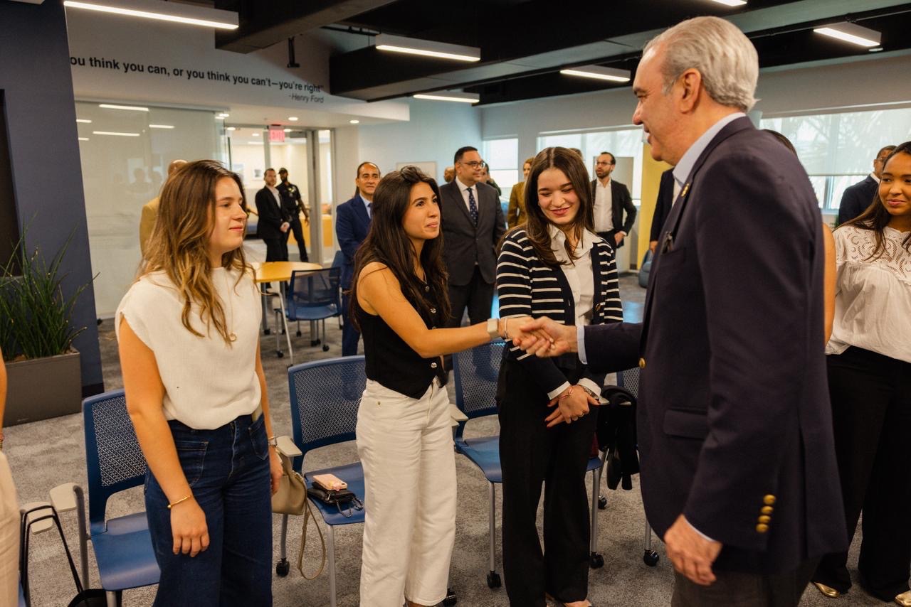 Presidente Abinader participa en encuentro con estudiantes dominicanos de la Universidad Internacional de Florida