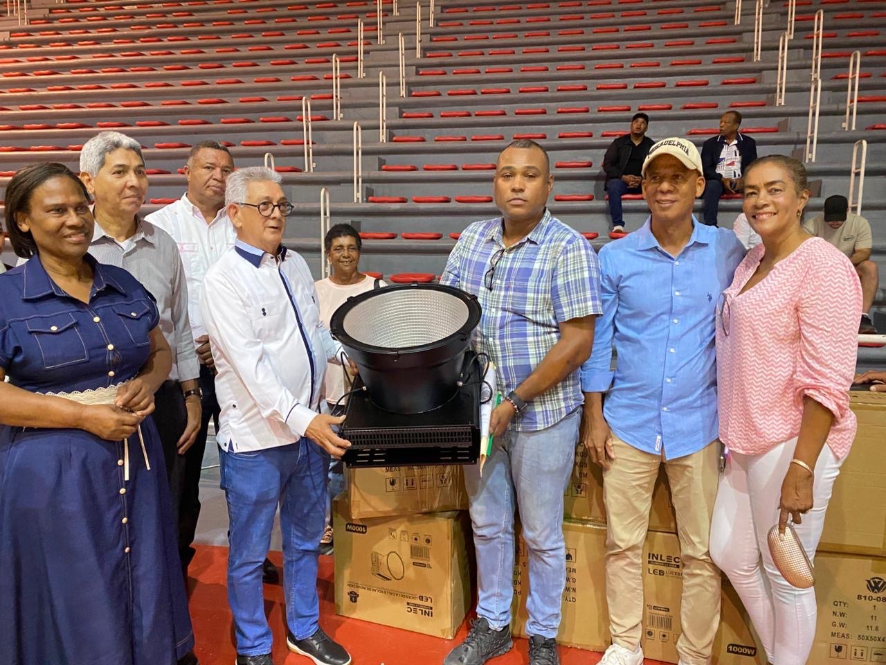 José Rijo Presbot apoya el deporte de Hato Mayor con iluminación para el Polideportivo
