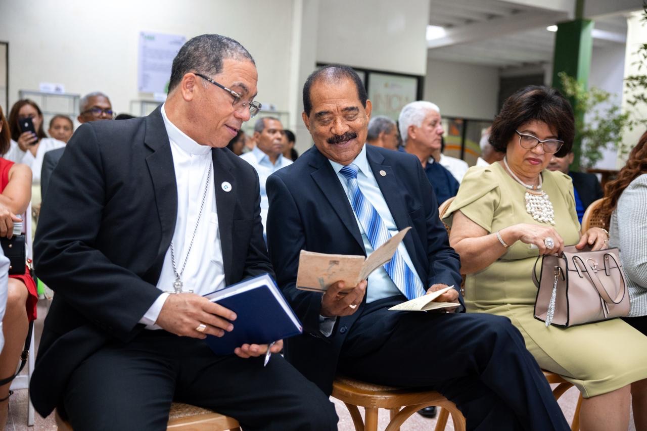 UCE presenta a la prensa 29 obras literarias de Miguel Phipps Cueto