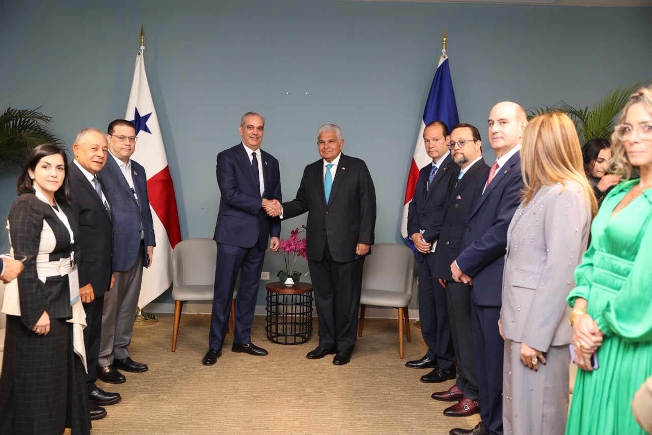Presidente Luis Abinader regresa al país y se reintegra de inmediato a sus labores en el Palacio Nacional