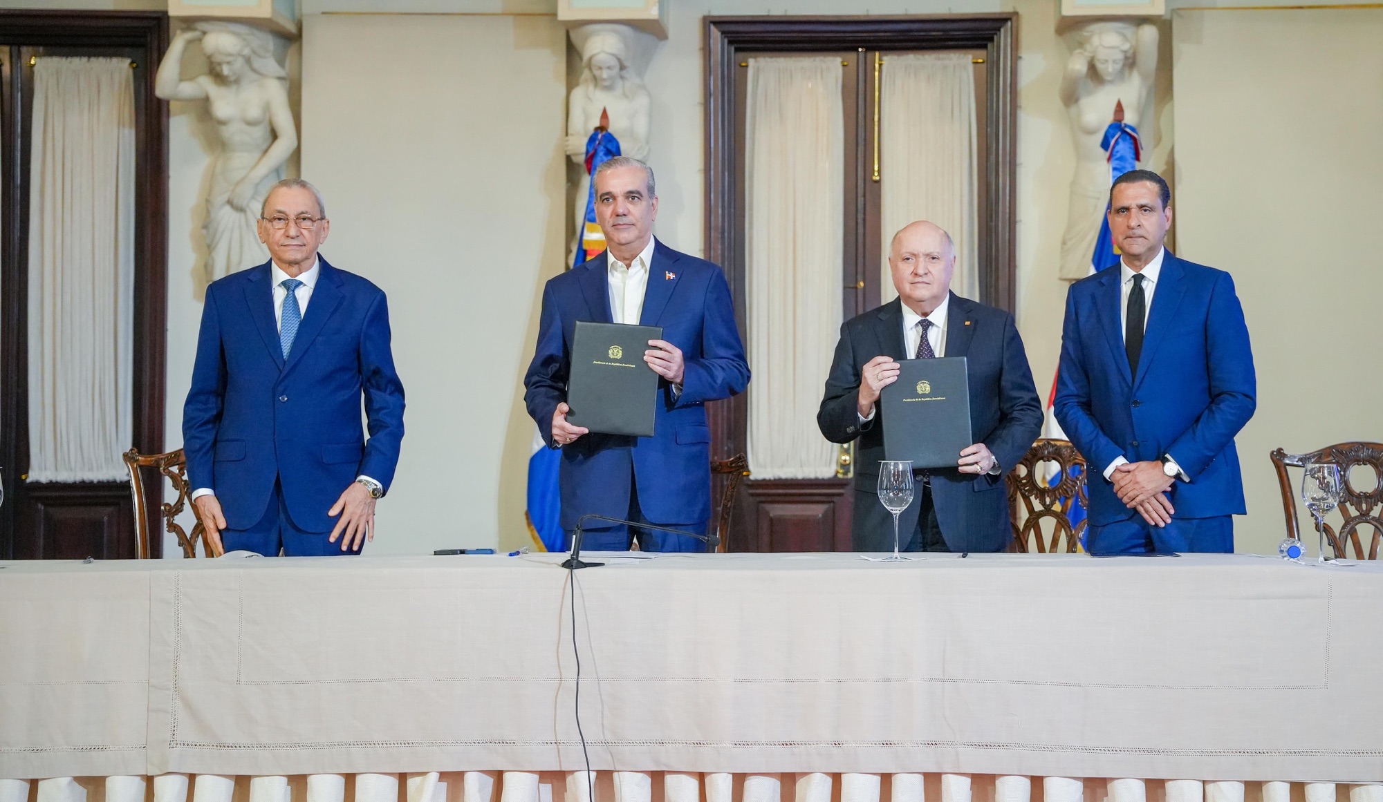 Presidente Luis Abinader firma acuerdo de colaboración entre FINJUS y la Consultoría Jurídica del Poder Ejecutivo orientado al fortalecimiento del Estado social y democrático de derecho, institucionalidad y lseguridad jurídica del país