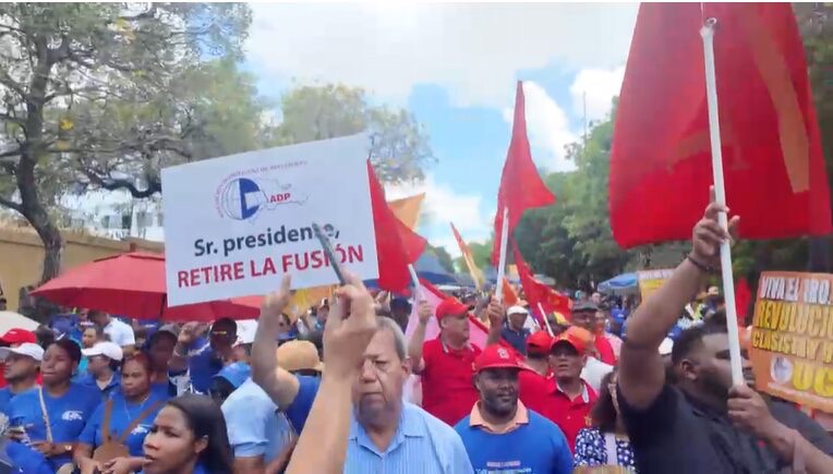 Cientos marchan frente al Palacio Nacional en defensa de sus derechos en el Día del Trabajador