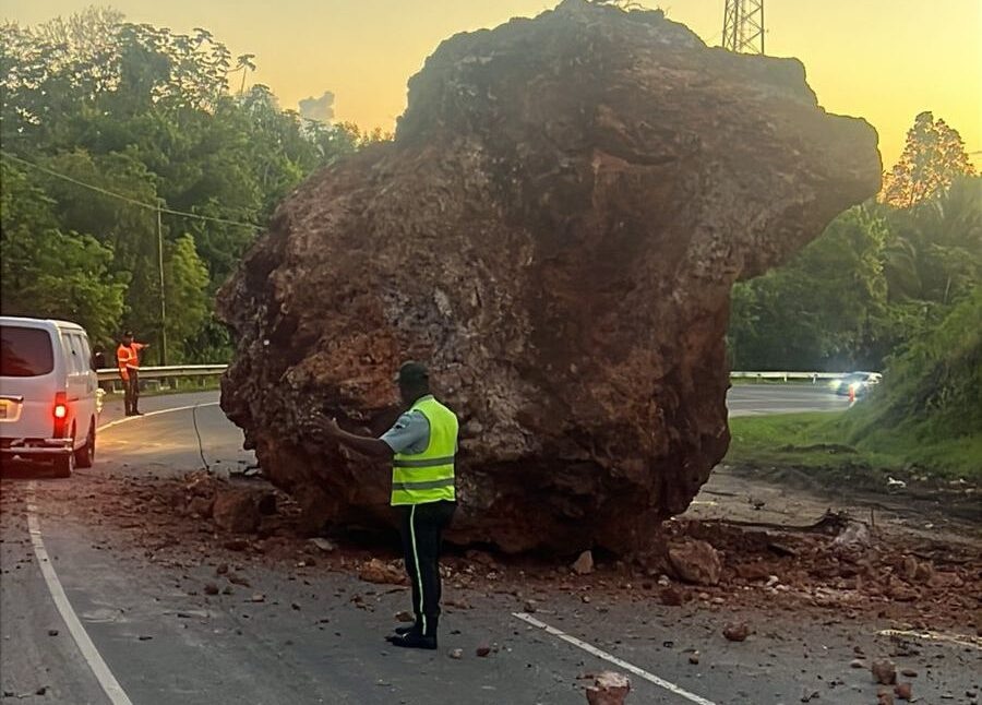 Desprendimiento de roca afecta tránsito en la Autopista del Nordeste
