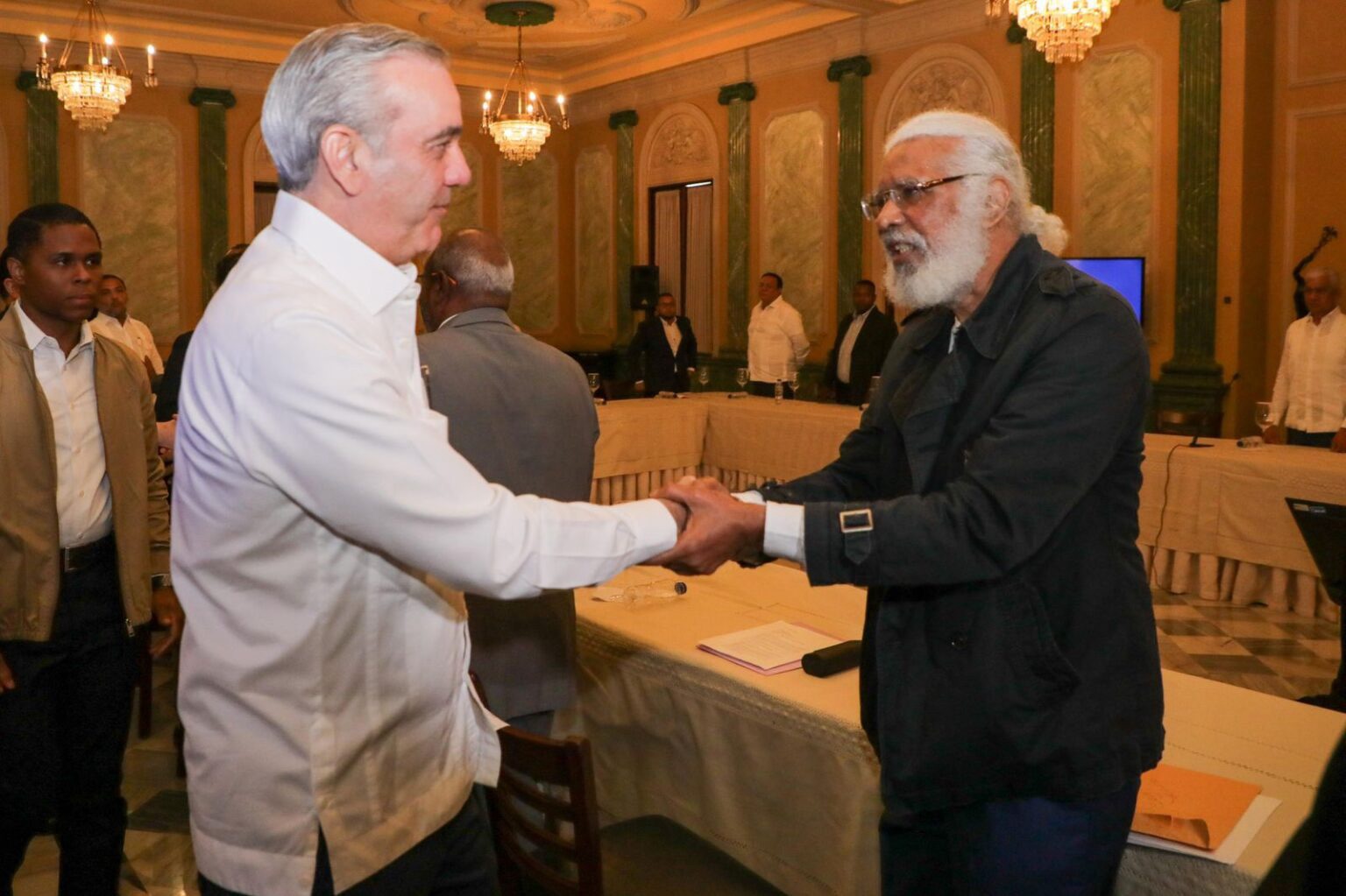 Abinader acuerda con transportistas frenar aumento del pasaje
