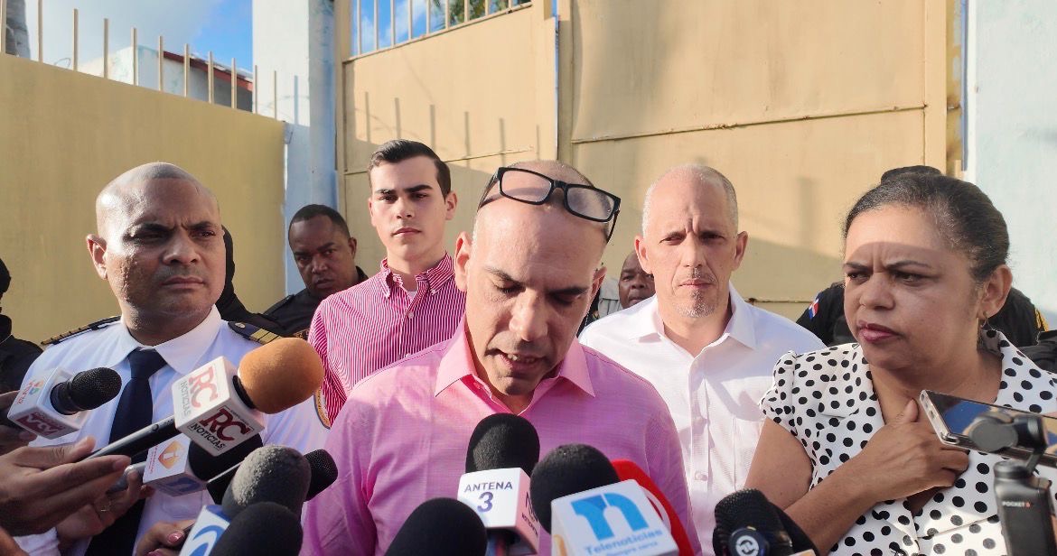 Mario José Redondo Llenas sale de prisión acompañado de su hijo, procreado durante su condena