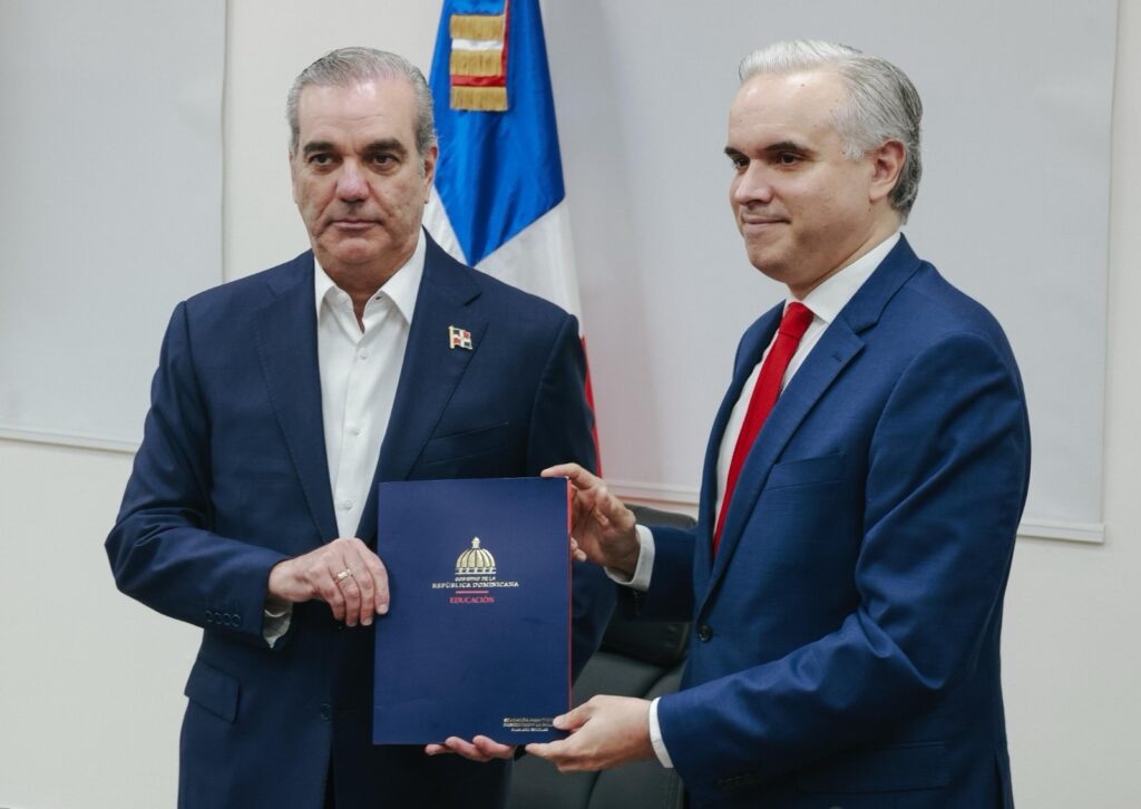 Presidente Abinader emite Decreto 306-29 que crea Comisión Ejecutiva para la Transformación Educativa