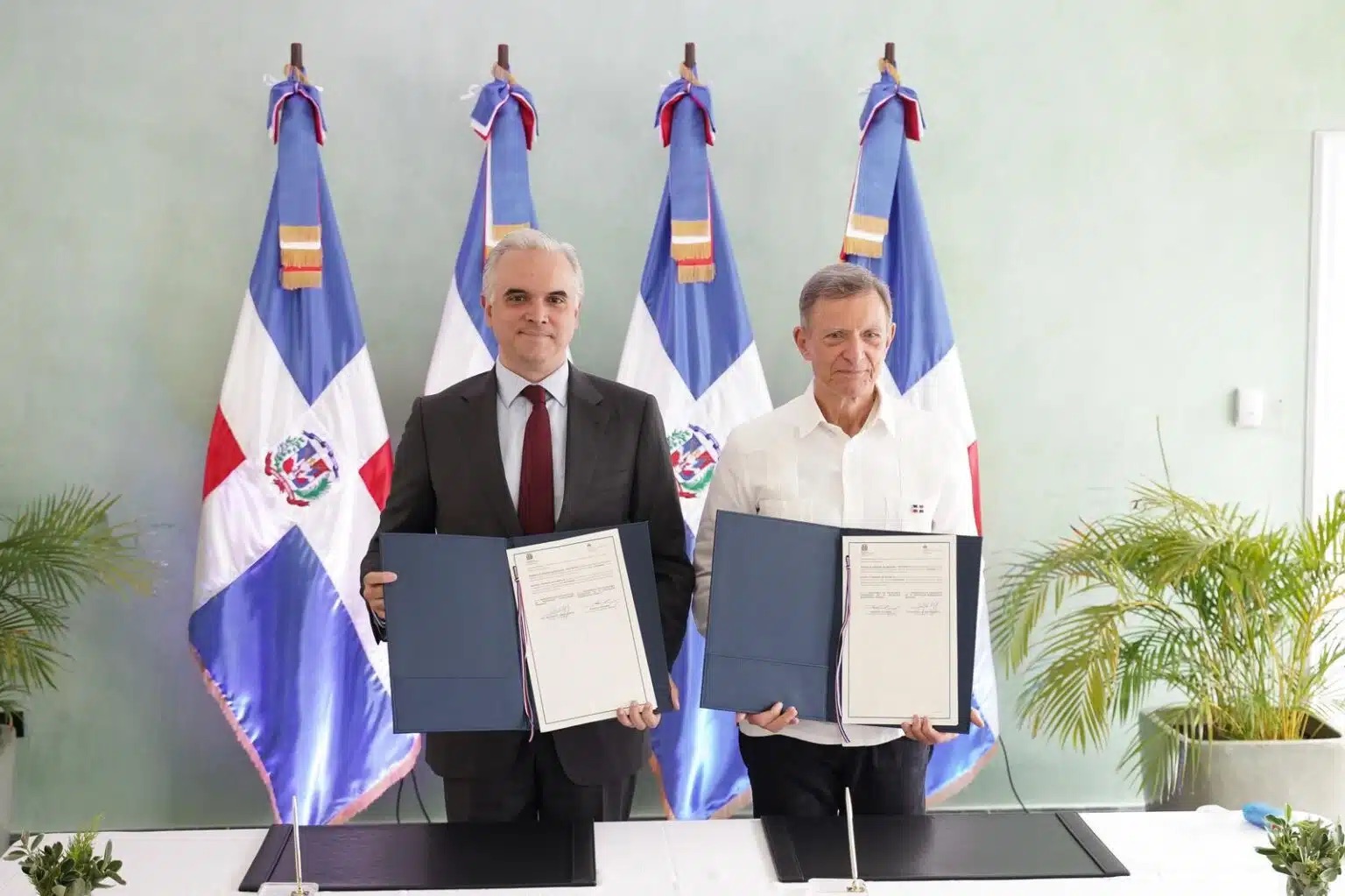 Firman acuerdo para facilitar pruebas nacionales a dominicanos en el extranjero