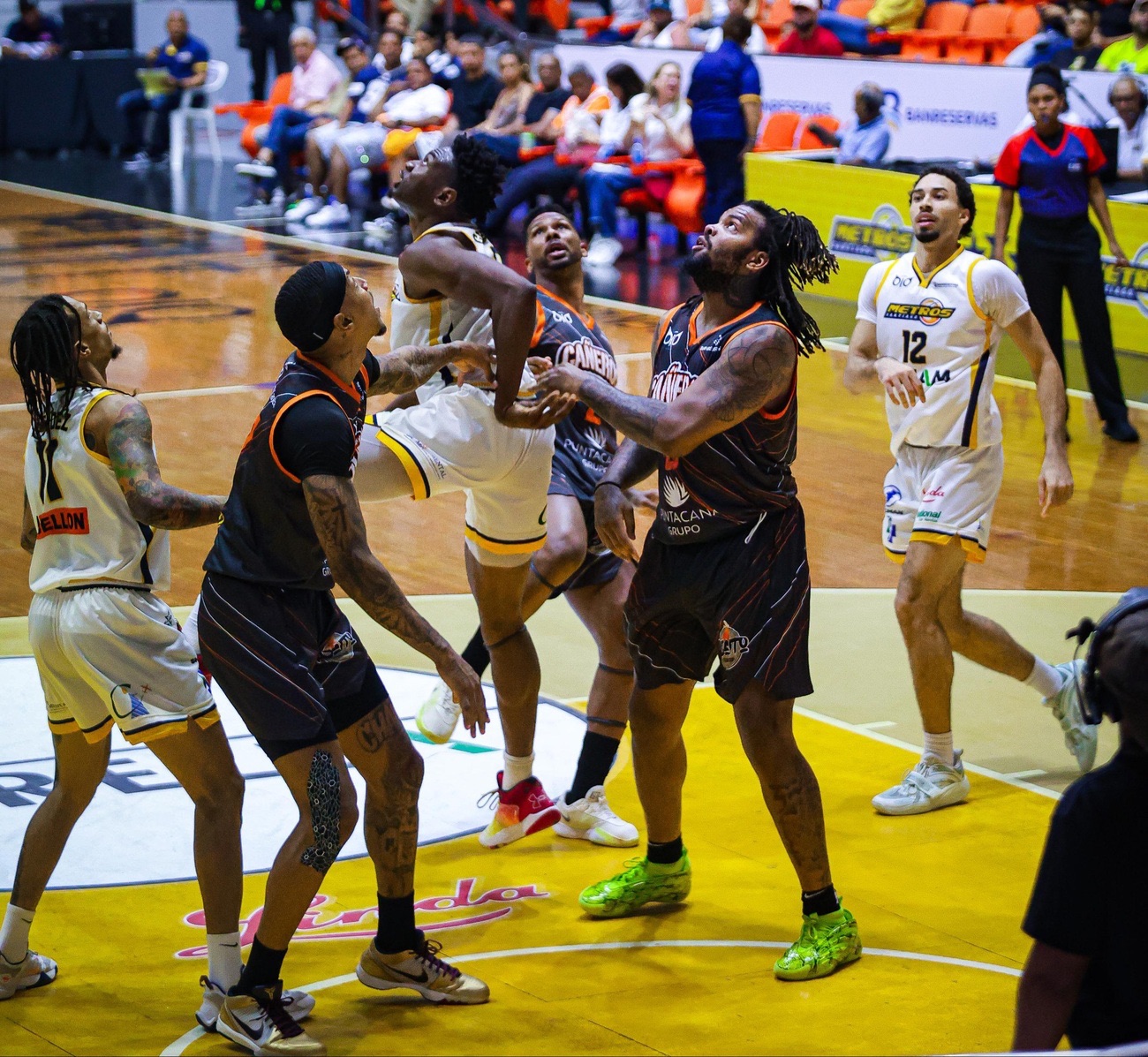 Metros aplastan a Cañeros y cobran revancha en la Súper Liga LNB