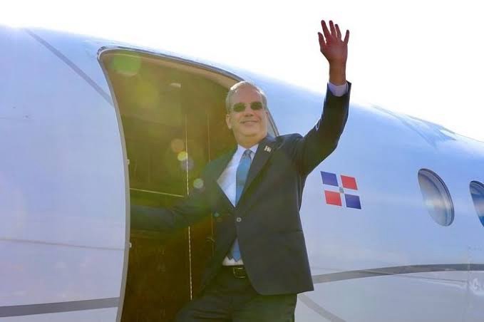 Presidente Luis Abinader arribó a Miami para recibir el premio “Campeón de la Libertad”