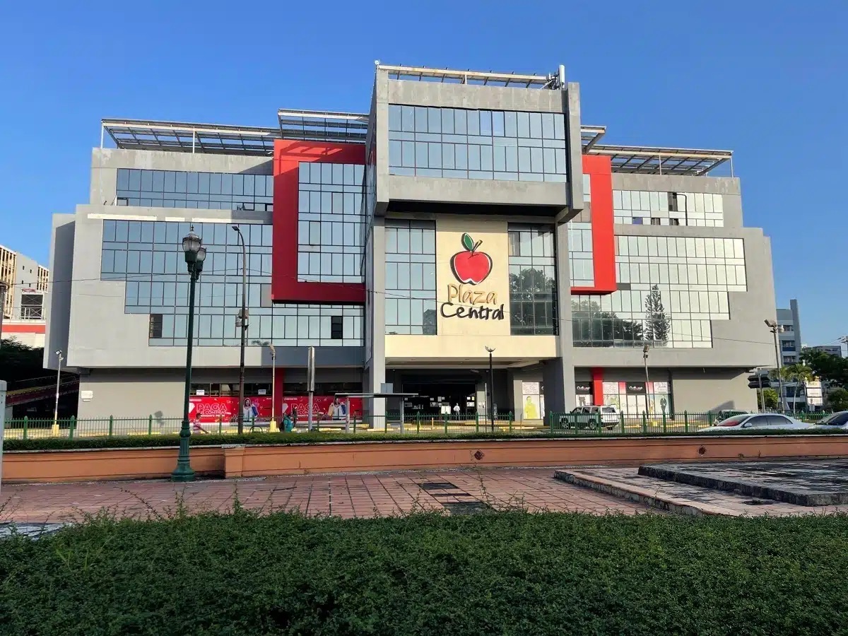 Policía Nacional investiga muerte de hombre tras caer desde el cuarto piso de Plaza Central
