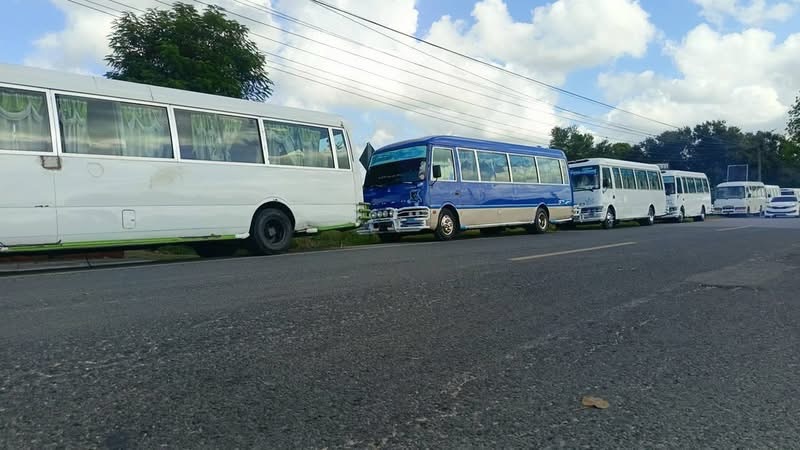 Transportistas del Este paralizan labores en reclamo por reparación de carretera