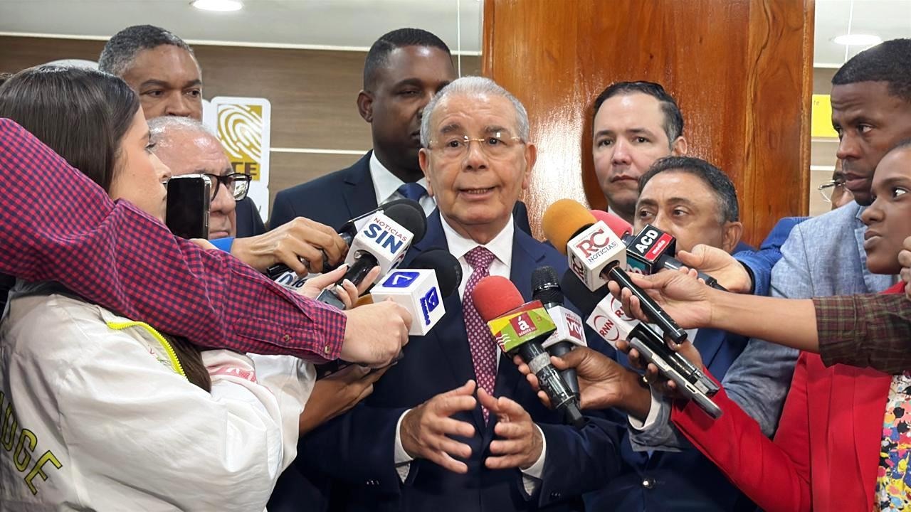 Danilo Medina asegura PRM “no gana ni llevando al Papa como candidato”