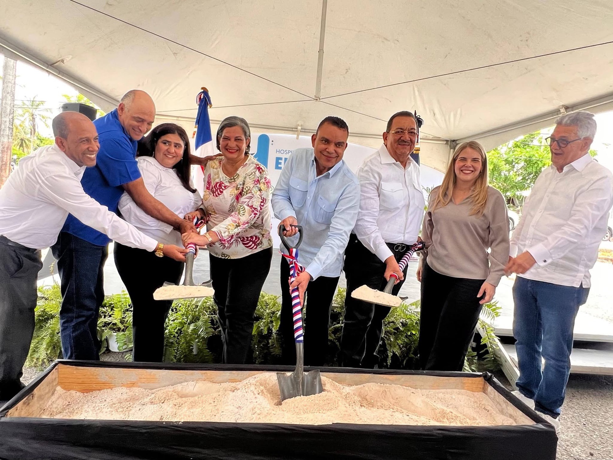 Gobierno da primer palazo para el remozamiento y ampliación del Hospital Municipal El Valle