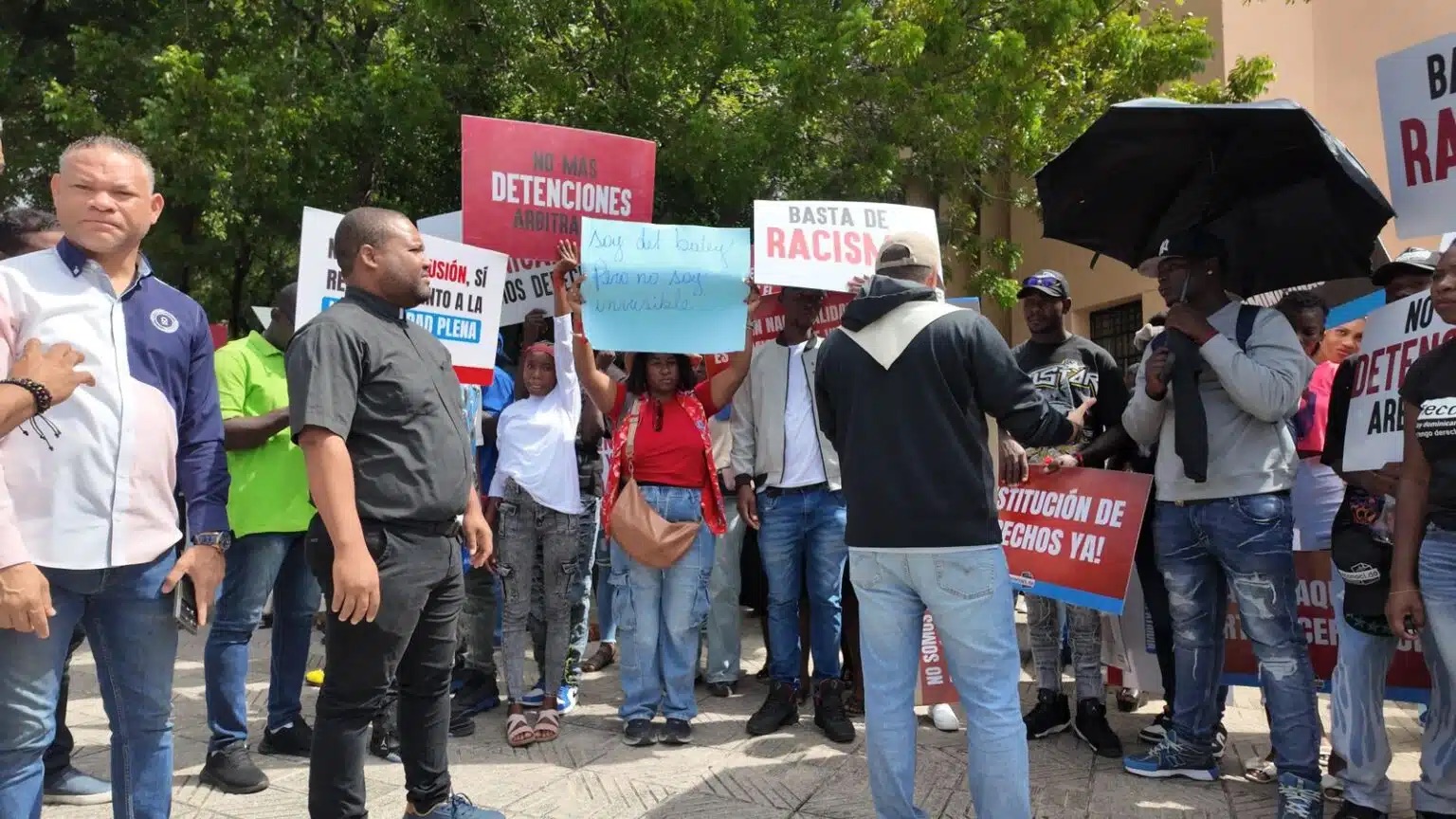 Hijos de haitianos nacidos en el país protestan frente al Palacio Nacional para exigir documentos de identidad dominicana