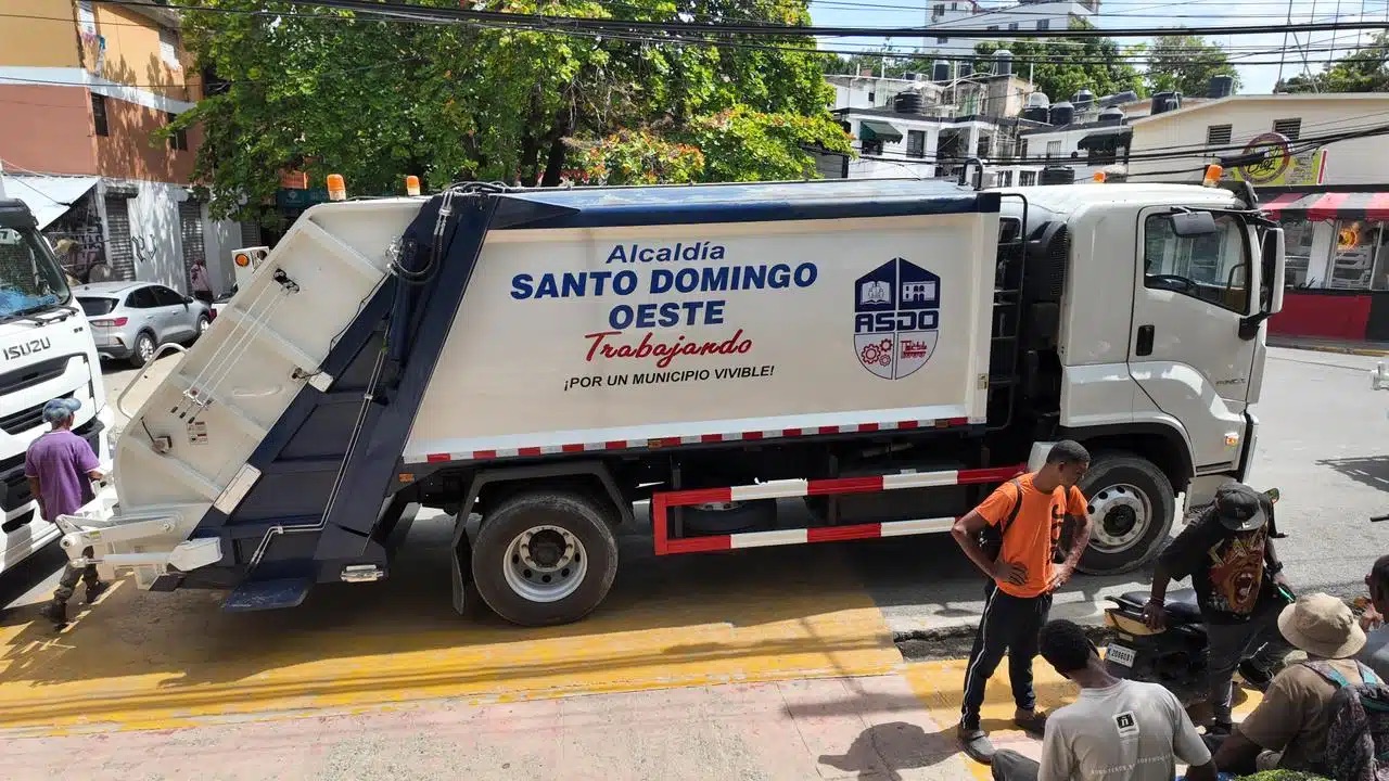 Alcaldía de SDO anuncia adquisición de nuevos camiones recolectores