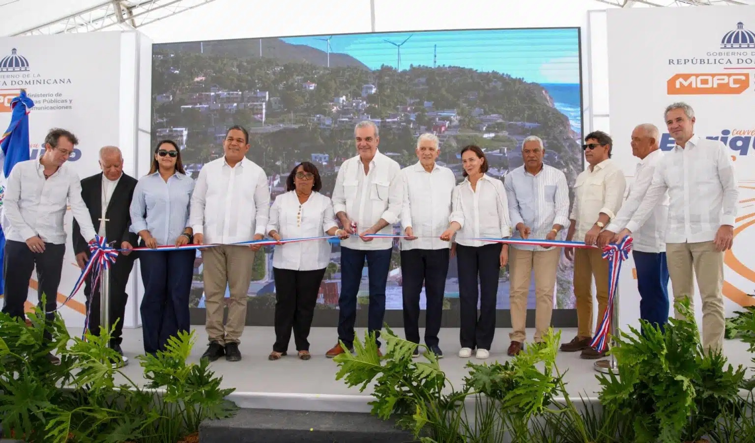 Abinader inaugura carretera Enriquillo–El Higüero en Barahona