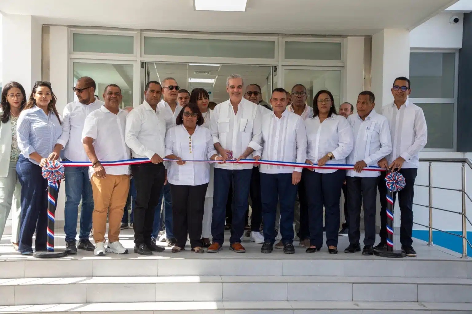 Gobierno entrega hospital materno infantil en Barahona
