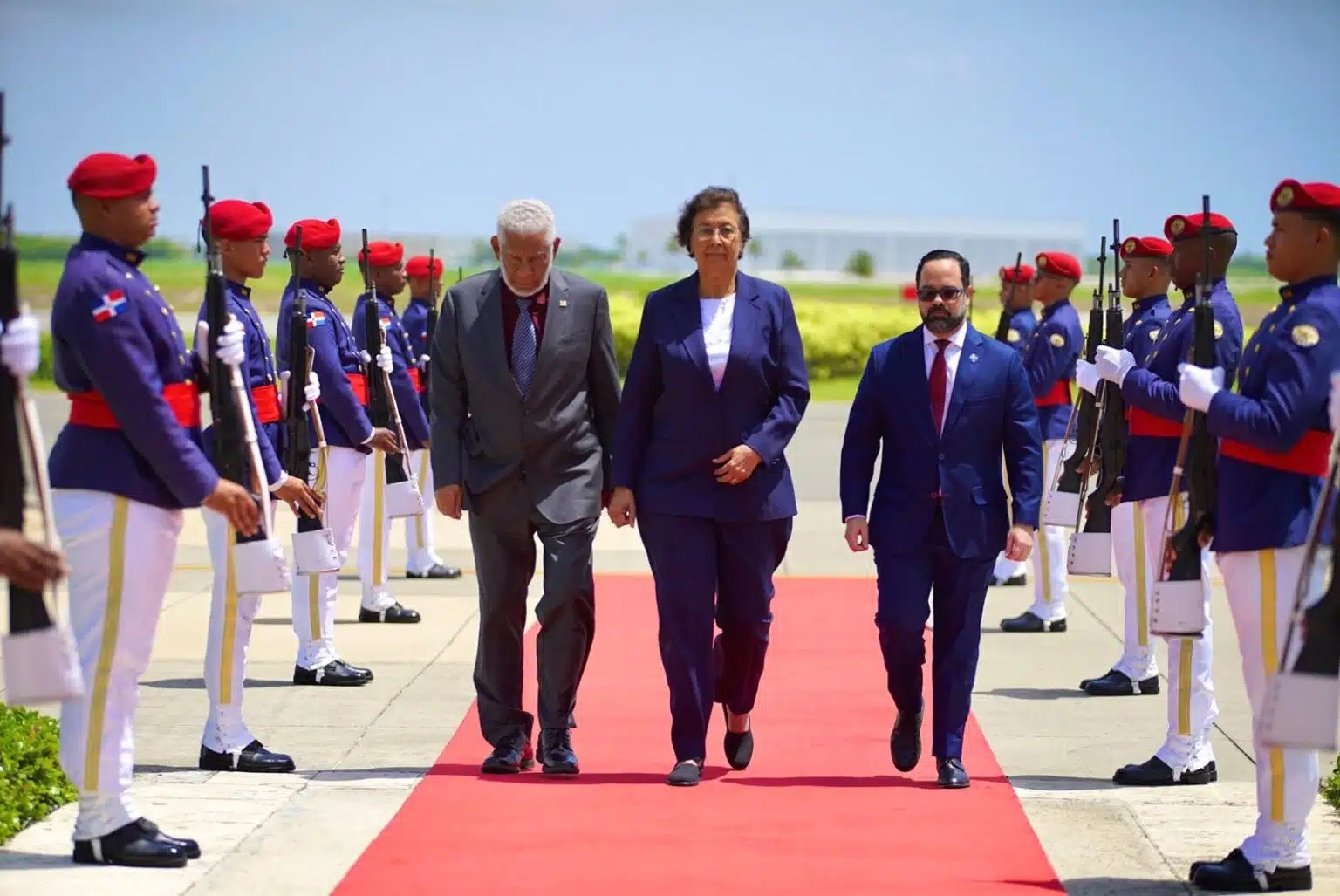 Presidenta de Surinam arribó este sábado a República Dominicana para reunión con presidente Abinader
